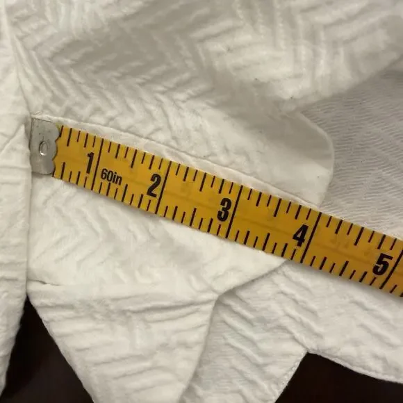 Crown & Ivy Women’s Shorts Size 2 White Textured Scalloped Hem 4” Inseam - Picture 8 of 8